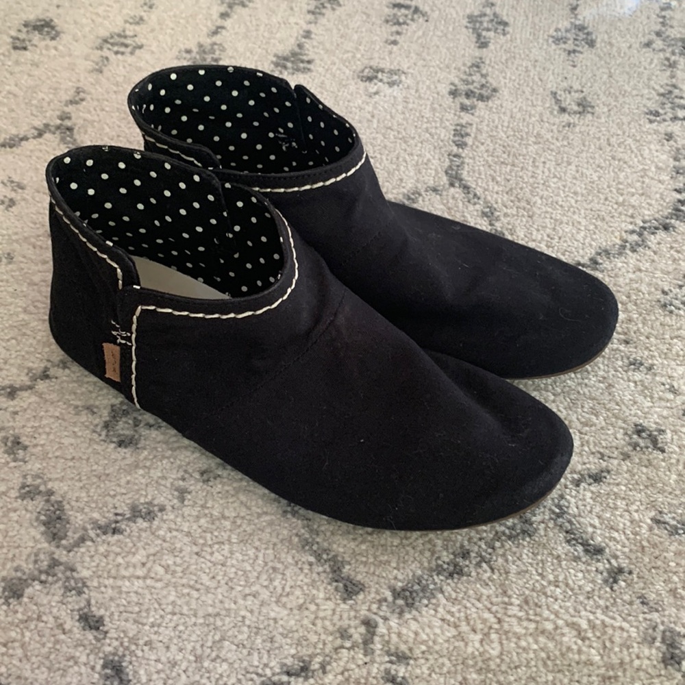 Sanuk Uber comfy flat sandal/shoe. Size 8